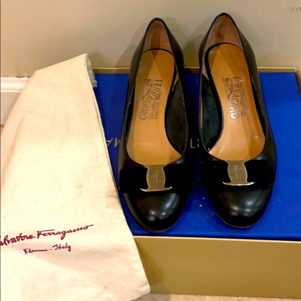 Ferragamo vara bow pump black made in Italy size 6